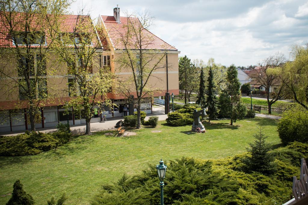 Titan Apartman Gyula Exteriör bild